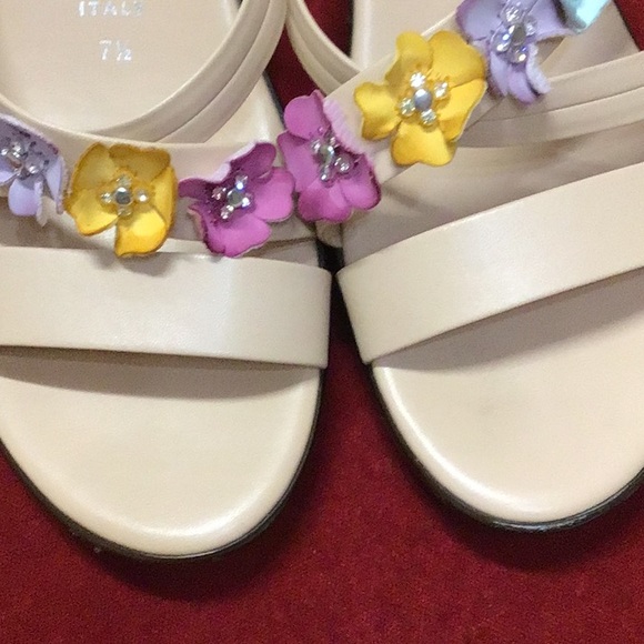 DARLING WEDGE SANDLES W FLOWERS & Bling 7 1/2 - Picture 2 of 7